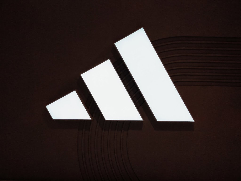 Logo da Adidas na fachada de uma loja