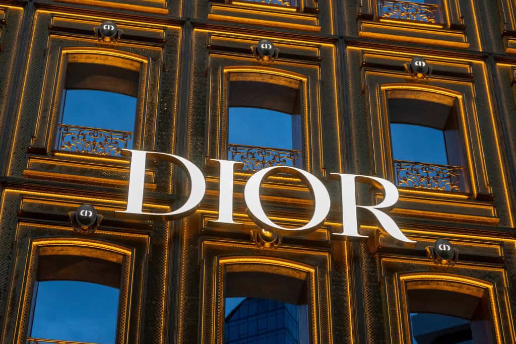 Logo da Dior na fachada de um prédio