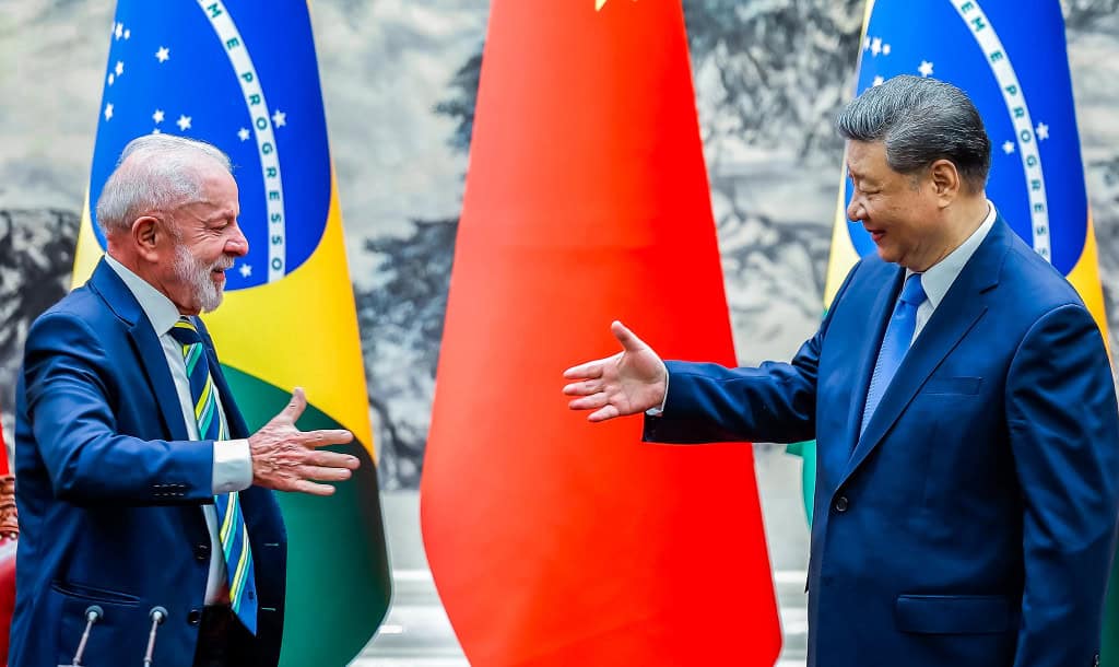 Lula cumprimentando Xi Jinping