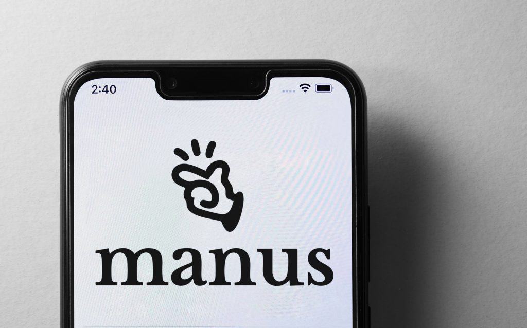 Logo do Manus em um smartphone