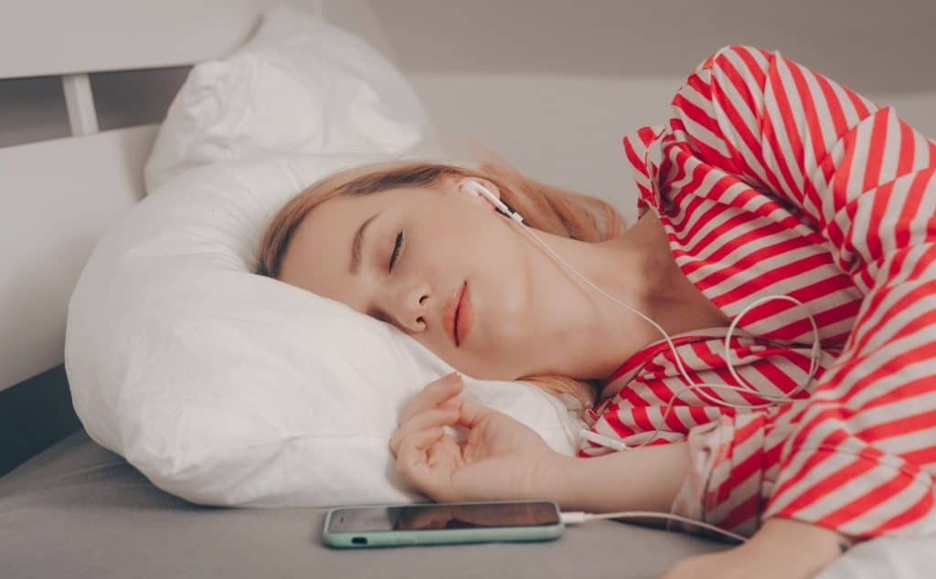 Mulher dormindo com fones de ouvido
