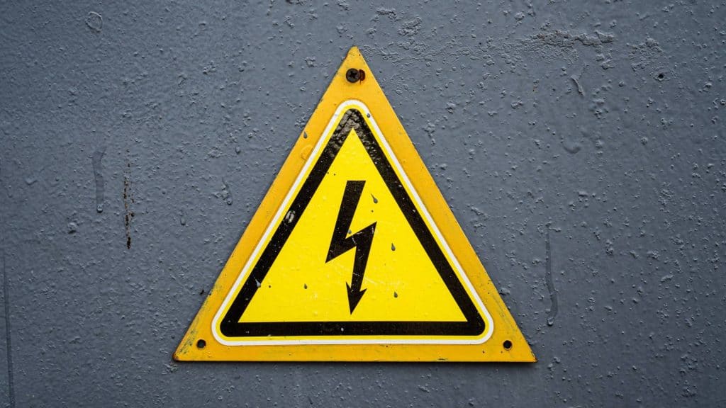 Placa de aviso de eletricidade
