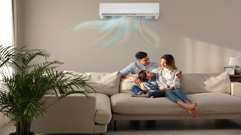 ar-condicionado na sala e família no sofá