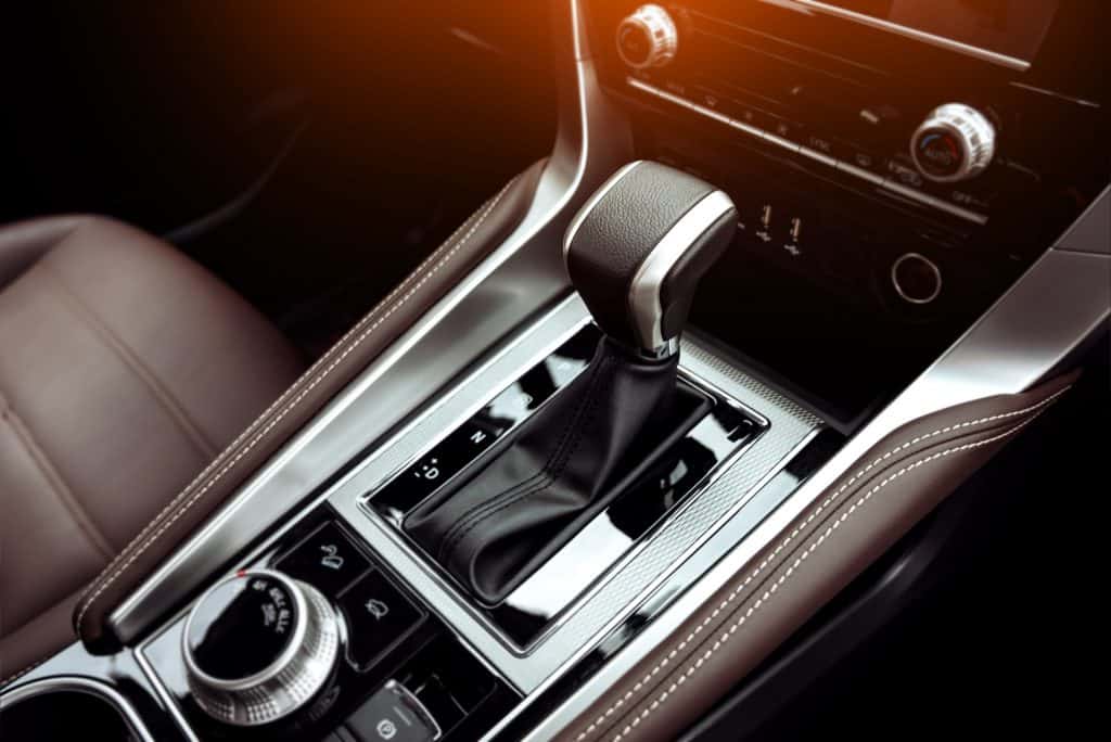Seletor de transmissão automática, troca de marchas automática de um carro moderno, vista de perto.