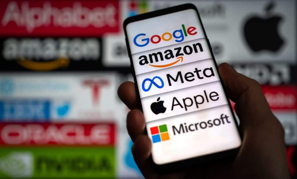 Gigantes da tecnologia - Google Amazon Mta Apple Microsoft exibidos em smartphone