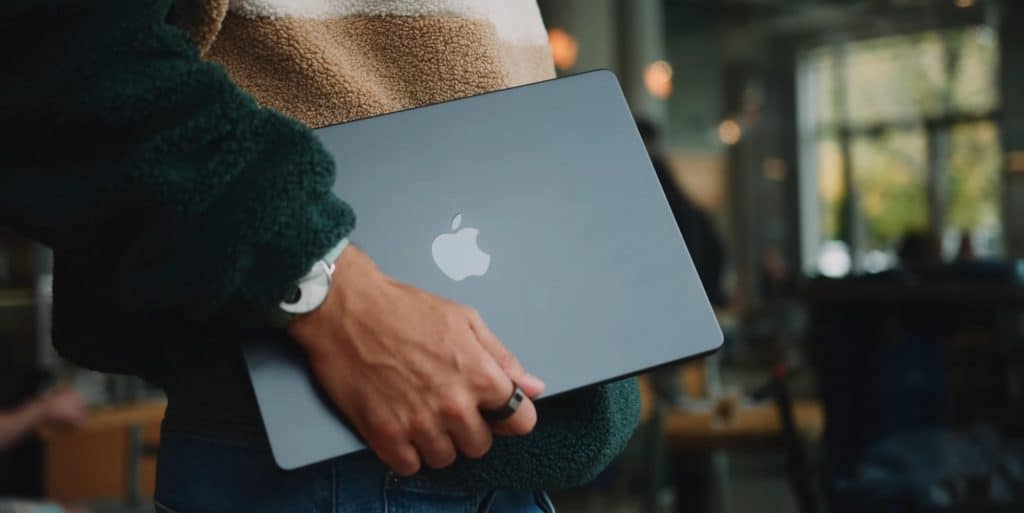 Apple MacBook Pro M3 Max - Laptop de alta tecnologia com tela grande e design moderno.