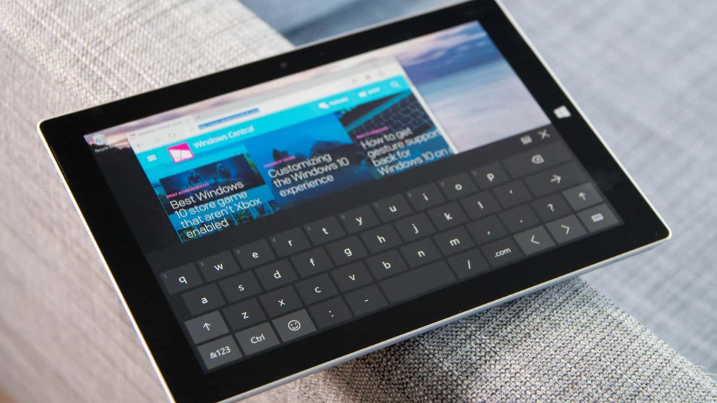 imagem mostra um tablet ligado e um teclado virtual que ocupa metade da tela