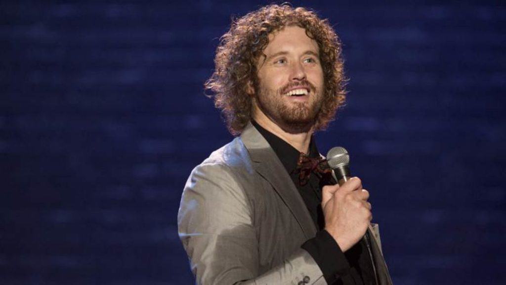 imagem mostra T. J. Miller em cima de um palco de stand-up