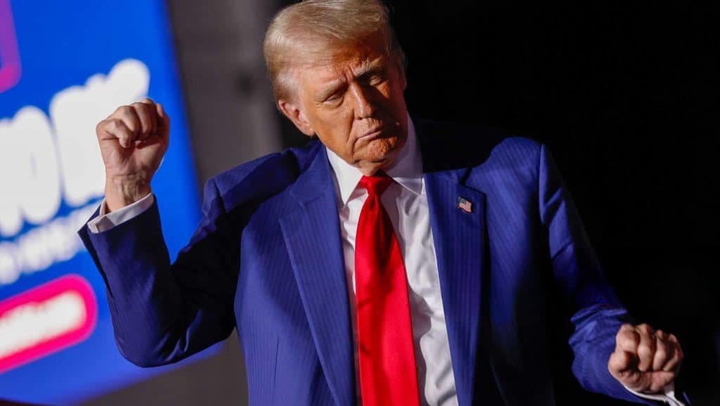 Donald Trump com o punho direito erguido