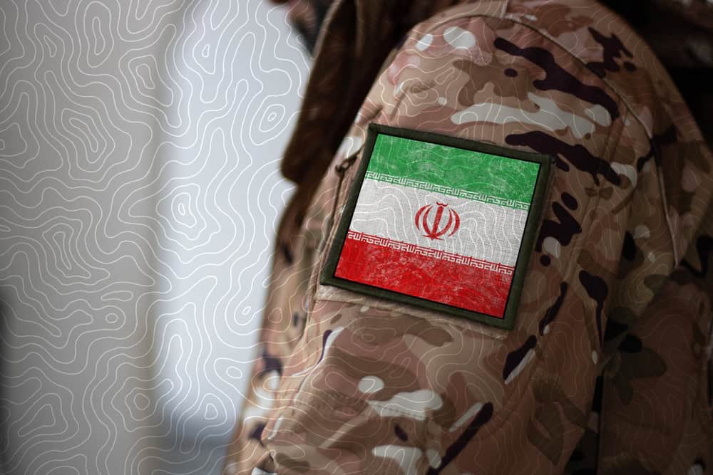 Bandeira do Irã na farda de um soldado iraniano