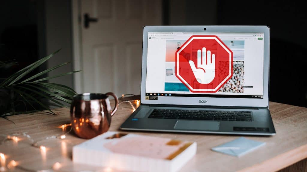 Bloqueador de anúncios. Foto: Anete Lusina/Unsplash; edição/Olhar Digital