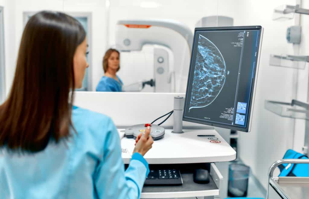 Médica realiza monitoramento de câncer de mama