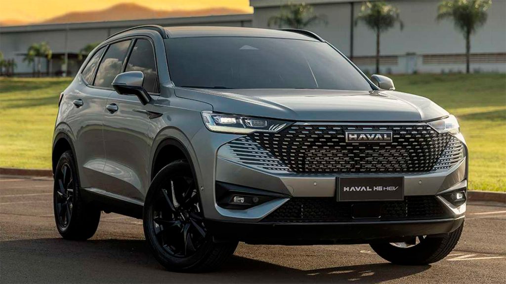 imagem mostra o carro Haval H6, de modelo híbrido, estacionado