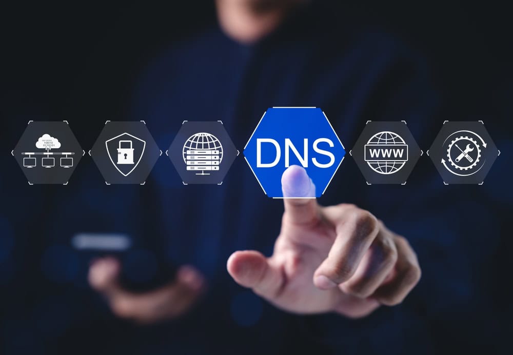 Pessoa apontando para o DNS