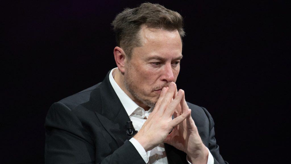 Elon Musk com as mãos na frente do rosto e expressão preocupada