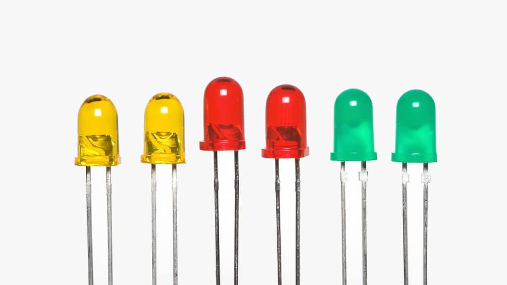 LEDs amarelos, vermelhos e verdes lado a lado, em pares