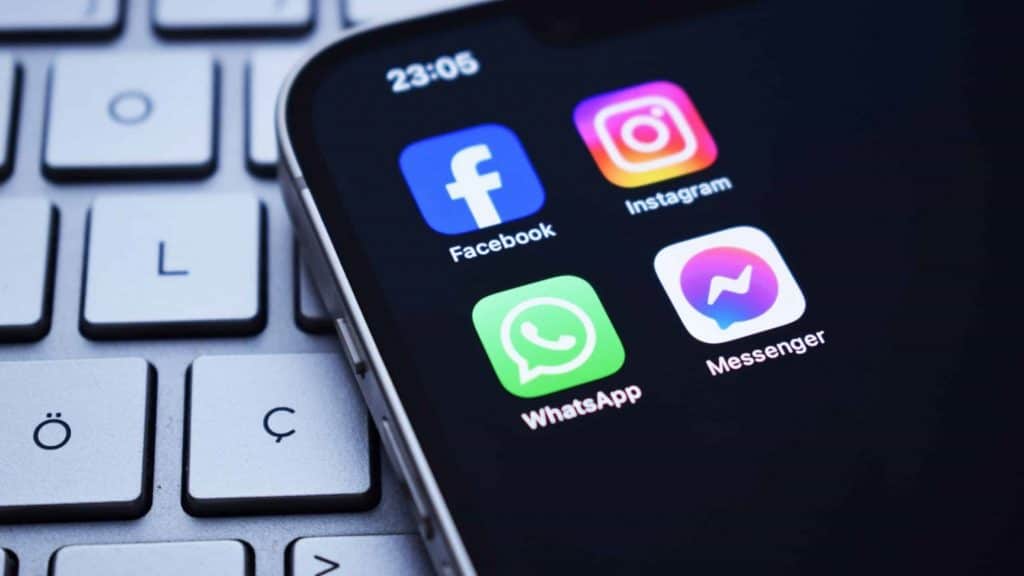 Logos de Facebook, Instagram, WhatsApp e Messenger em um smartphone