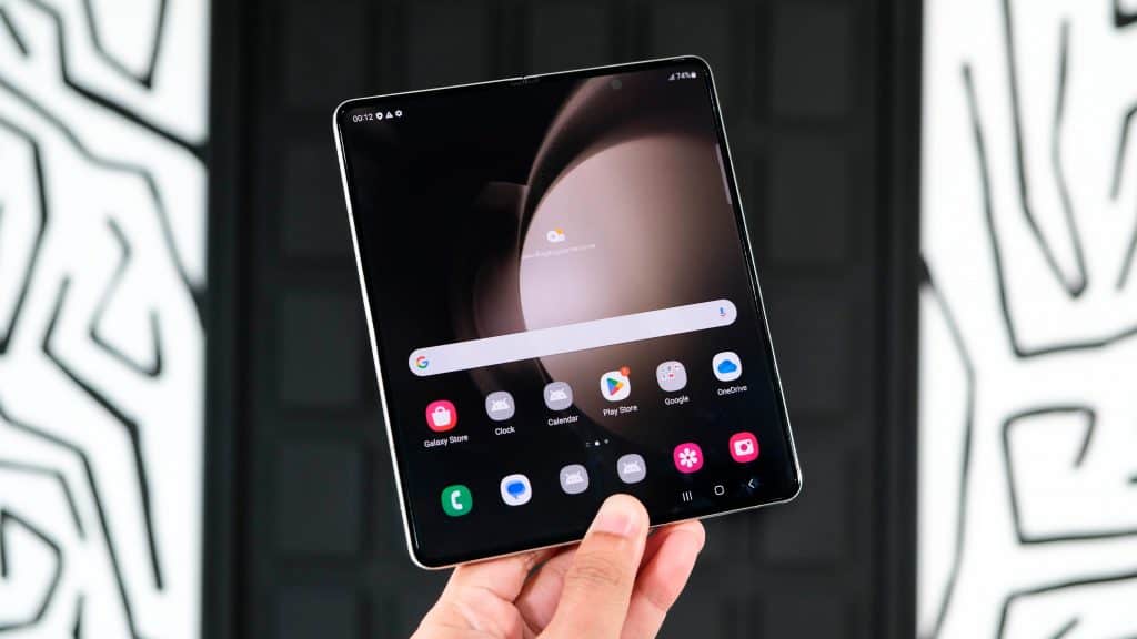 Pessoa segurando Galaxy Z Fold aberto