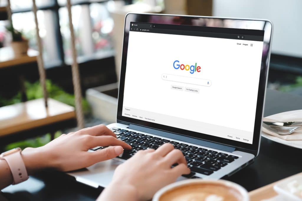 Site de buscas Google aberto em notebook