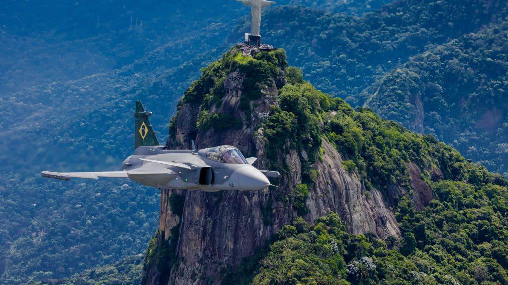 Caça F-39 Gripen da FAB, sobrevoando o RJ com o Cristo Redentor ao fundo