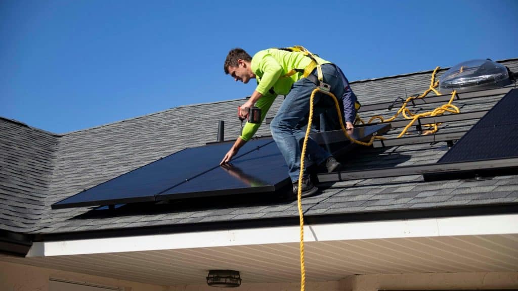 Instalação de painéis fotovoltaicos via Raze Solar/Unsplash