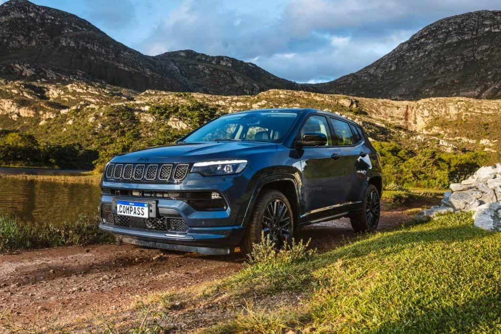 Jeep Compass 4xe que aparece em novo teaser da montadora
