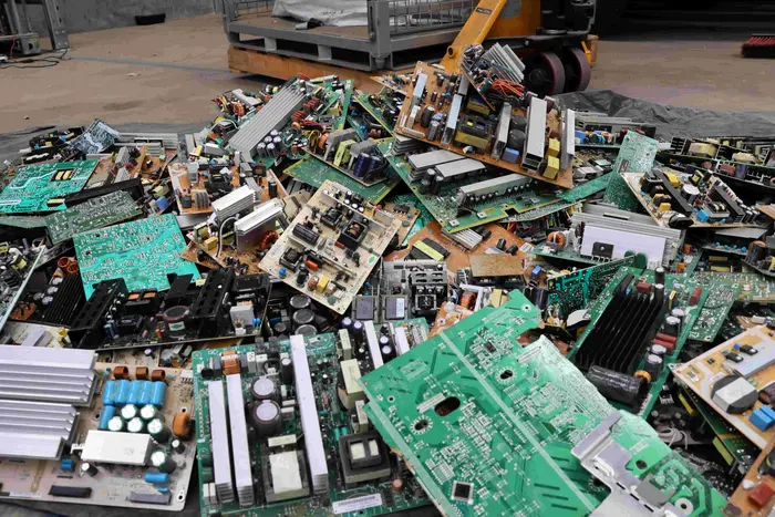 Diversos componentes de lixo eletrônico, como unidades de processamento de computador e cartões de RAM, contêm metais valiosos, como ouro e cobre.