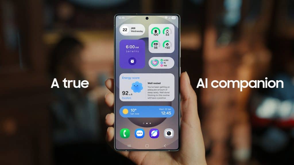 Pessoa segurando celular Galaxy, da Samsung, exibindo tela inicial do One UI 7