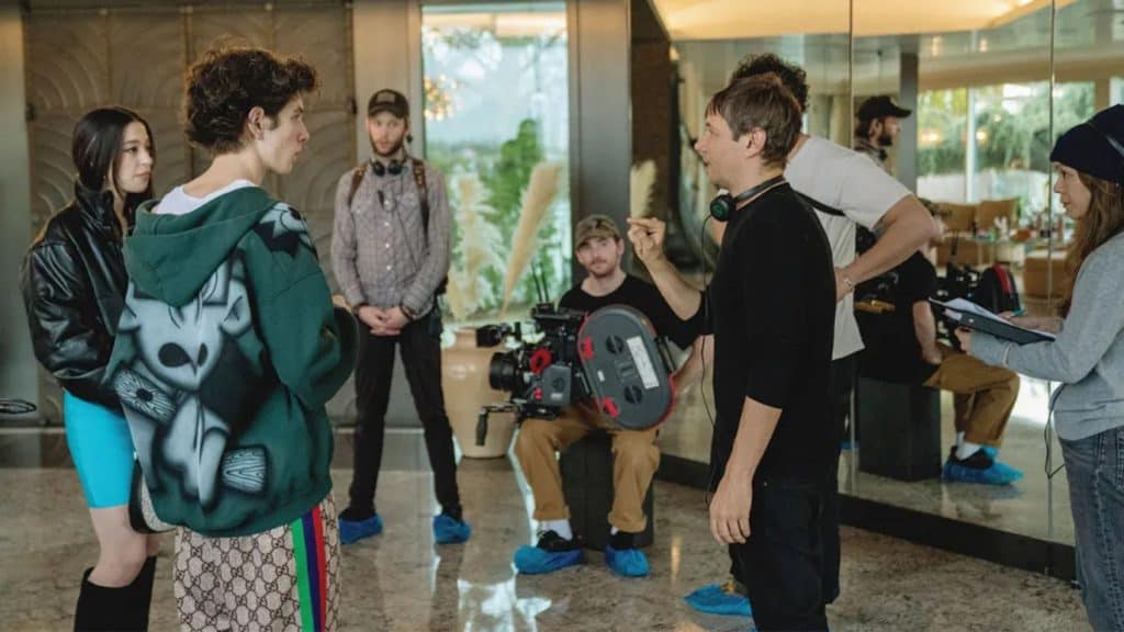 Sean Baker (de preto) no set do filme Anora