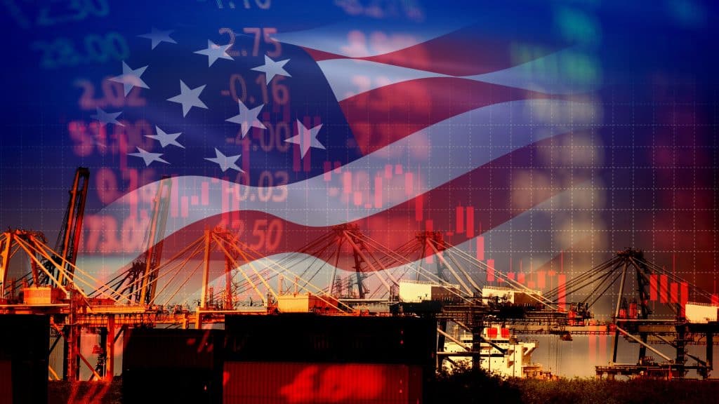 Montagem com bandeira dos Estados Unidos sobreposta em imagem de porto e linhas de ações financeiras para ilustrar tarifas