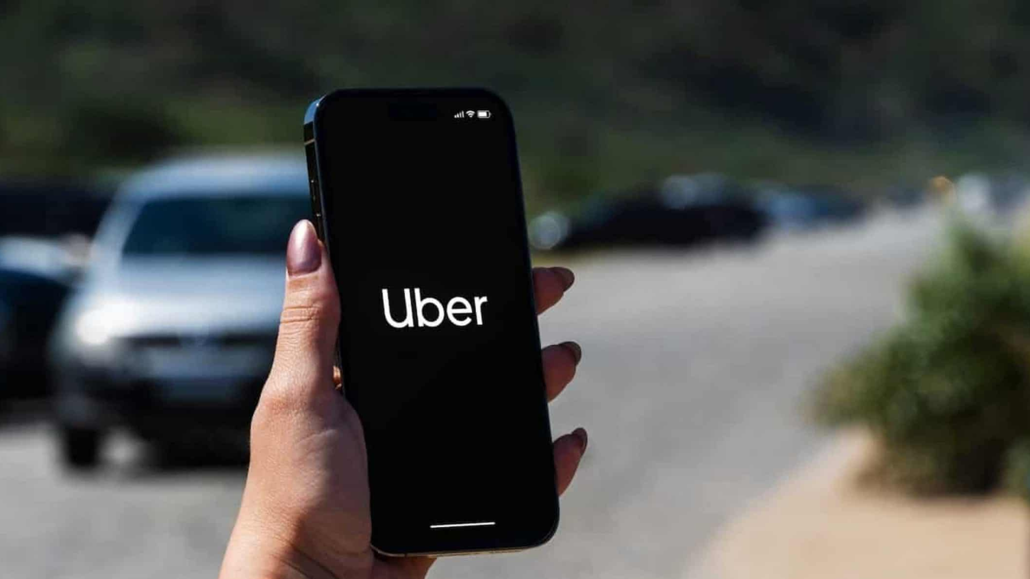 Pessoa abrindo o aplicativo Uber