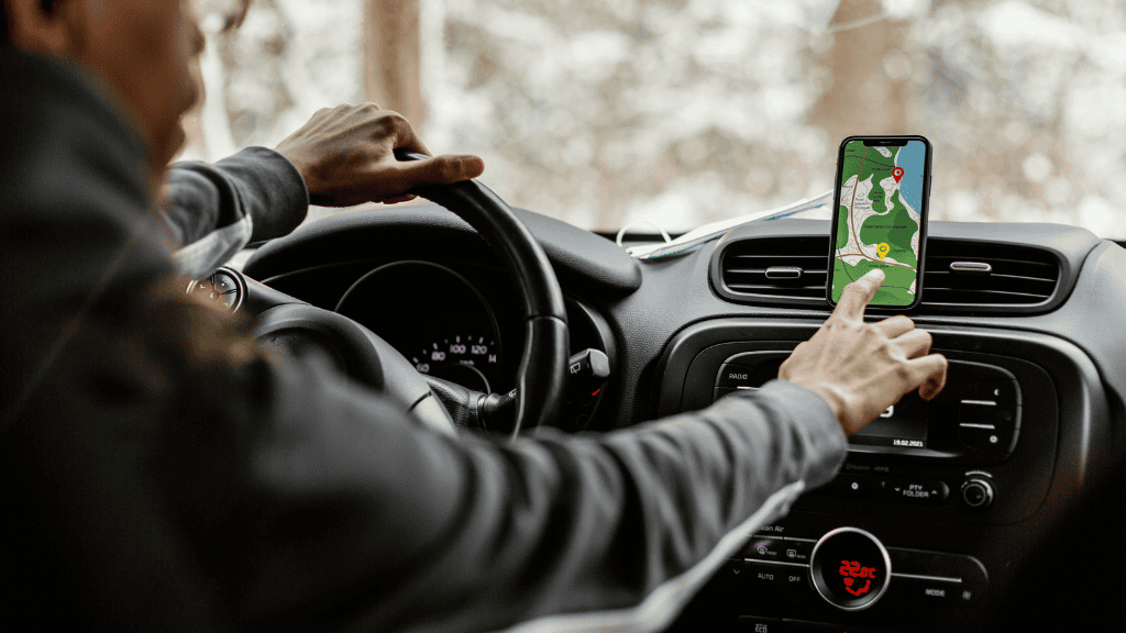 Motorista da Uber ao volante interage com o GPS no celular fixado no painel, visualizando uma rota em aplicativo de navegação