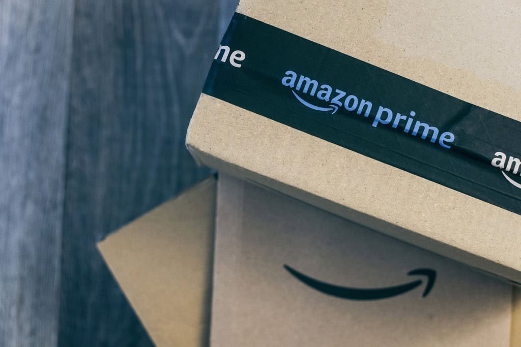 Caixa de papelão com uma fita adesiva com o logo Amazon Prime