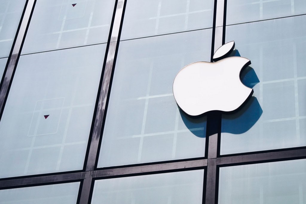 Logo da Apple na fachada de um prédio