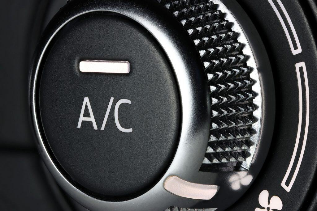 Imagem mostra interruptor de controle do ar- condicionado dentro de um carro