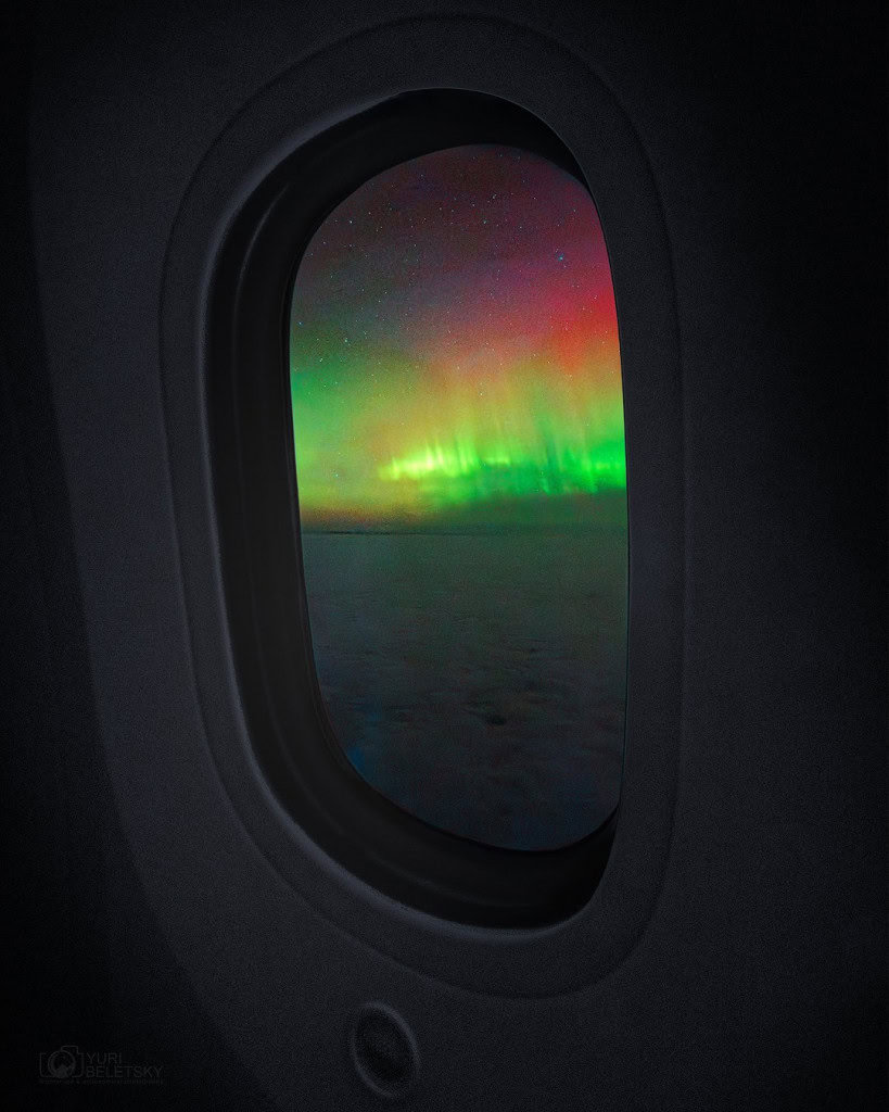 Aurora boreal vista da janela do avião