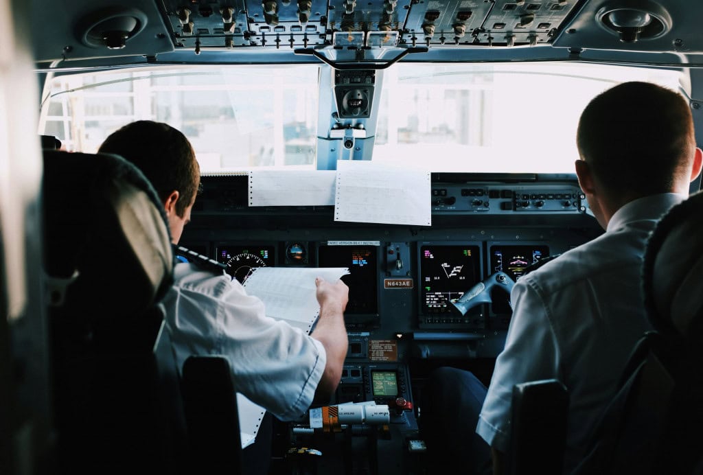 Pilotos em cabine de avião, o piloto não precisa de CNH para pilotar, mas deve ter documentação específica