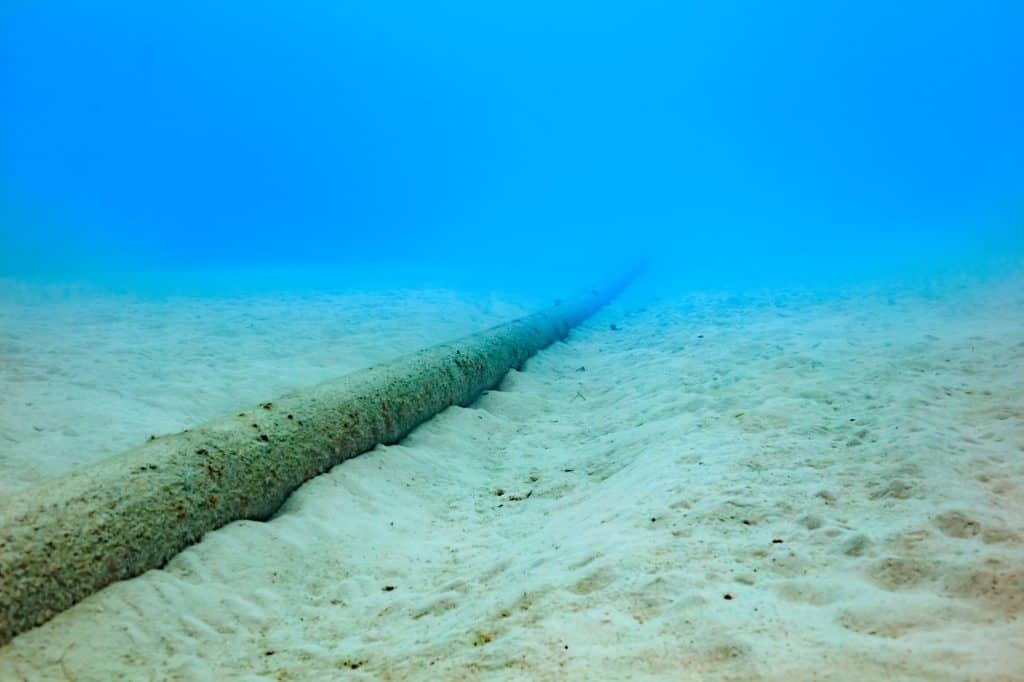 cabo submarino no fundo do mar