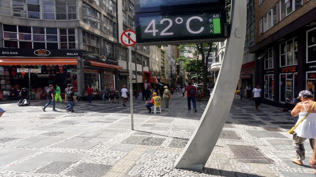 Imagem mostra relógio de rua marcando 42 graus na cidade de São Paulo, nível de calor aumenta