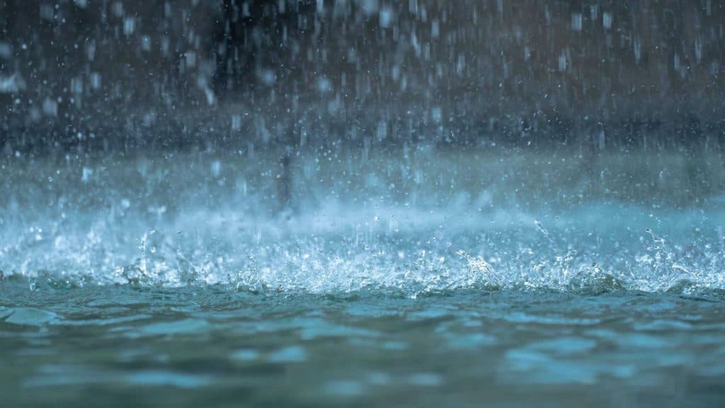 Gotas de chuva caindo no chão