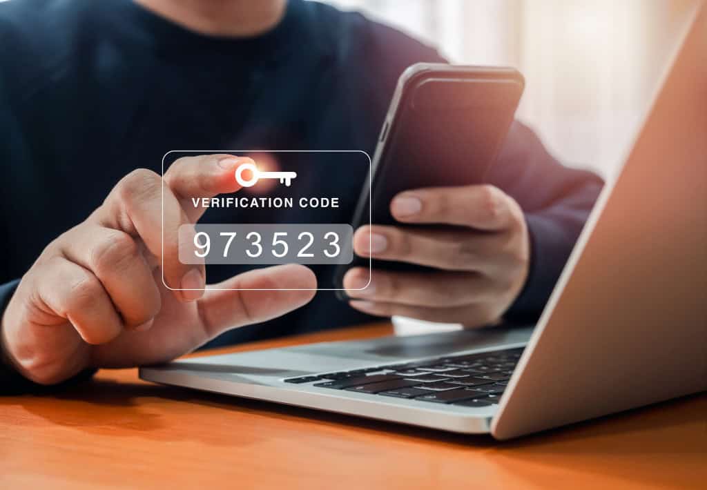 Pesso segurando um celular e "digitando" um código no ar