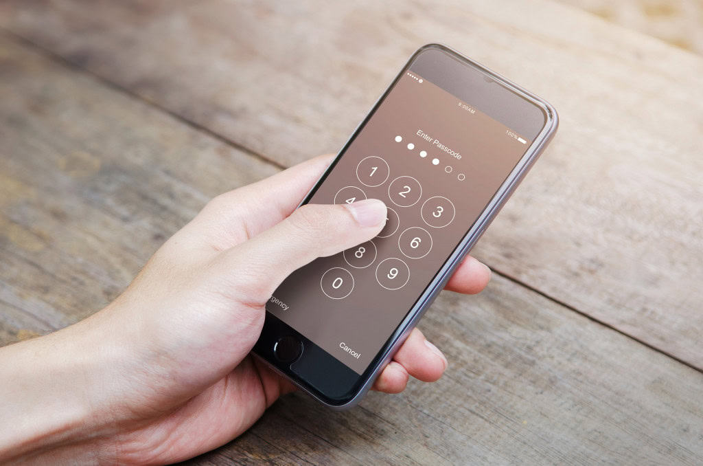 Tela de desbloqueio de um smartphone, que está na mão de uma pessoa