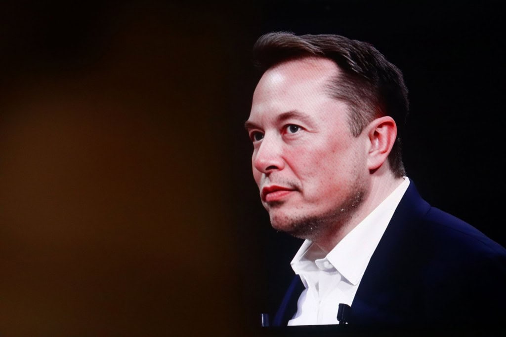 Elon Musk de perfil