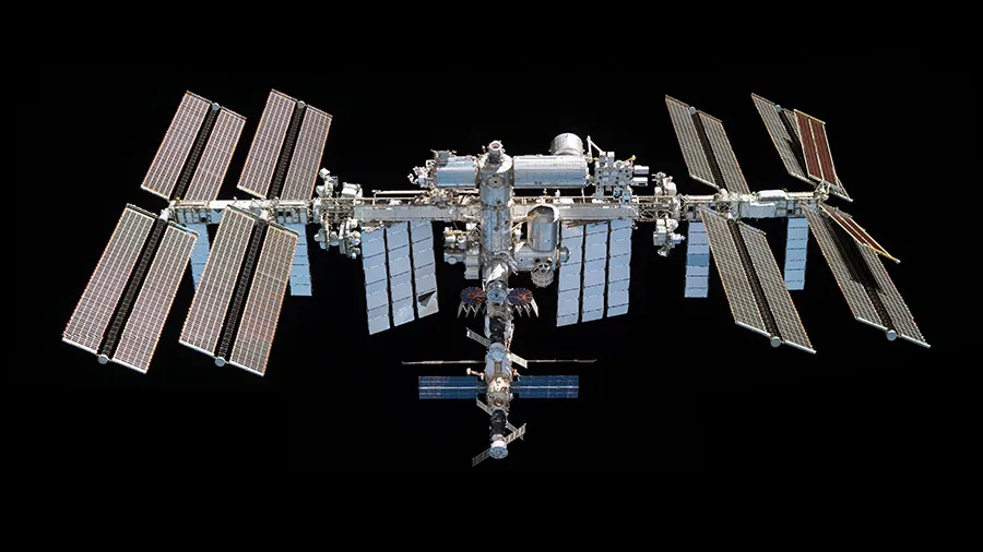 Estação Espacial Internacional fotografada em novembro de 2021 por uma espaçonave da SpaceX