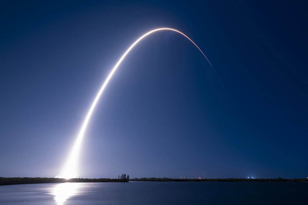 Falcon 9 cruzando o céu com a sonda Resilience a bordo