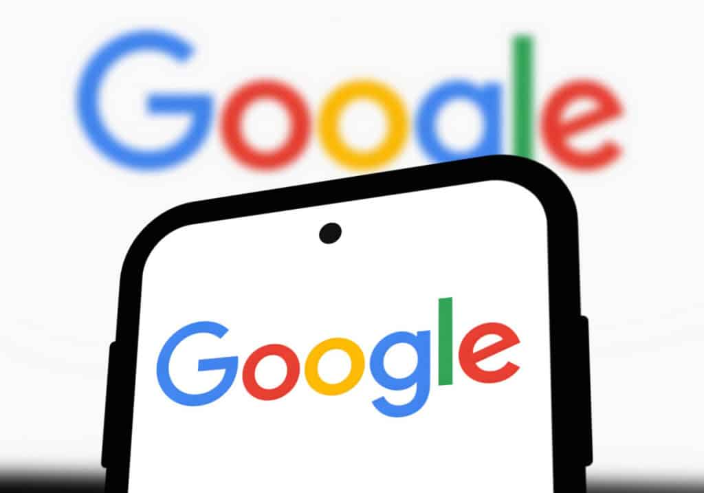Logo do Google atrás borrado e, à frente, em um smartphone