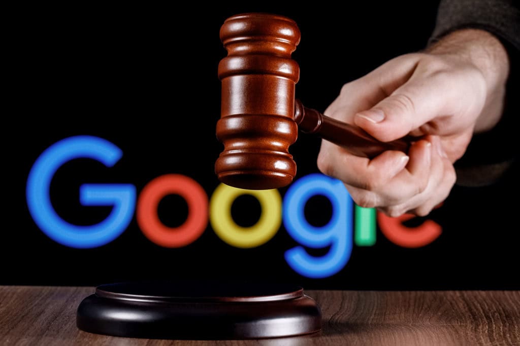 Ao fundo, logo do Google; à frente, uma mão batendo um martelo de juiz