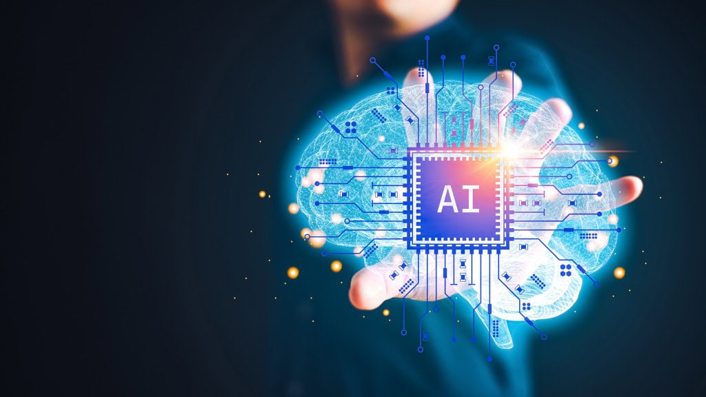 Um homem segura na mão uma holografia de um cérebro com um chip de inteligência artificial