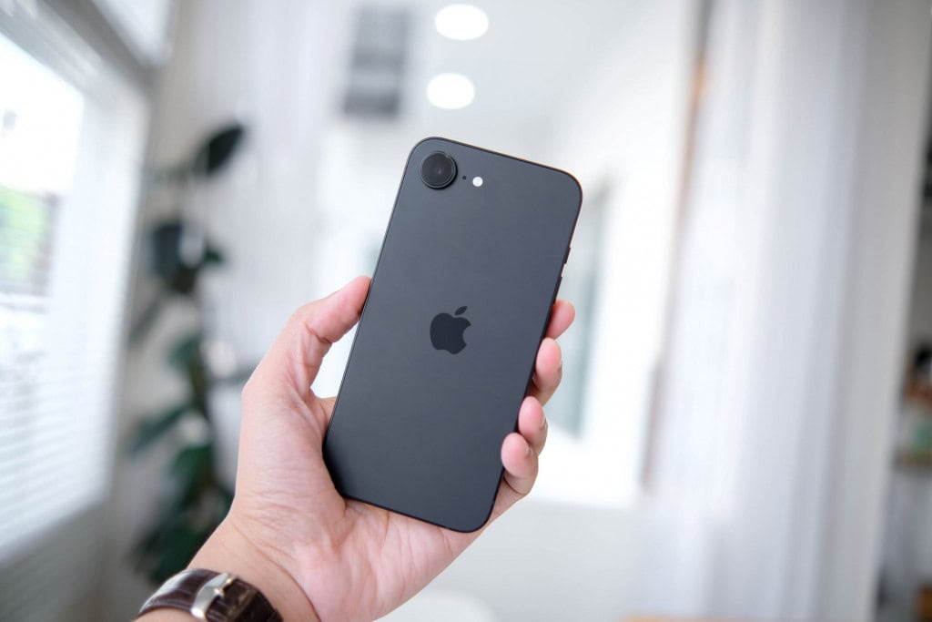 iPhone de costas na mão de uma pessoa