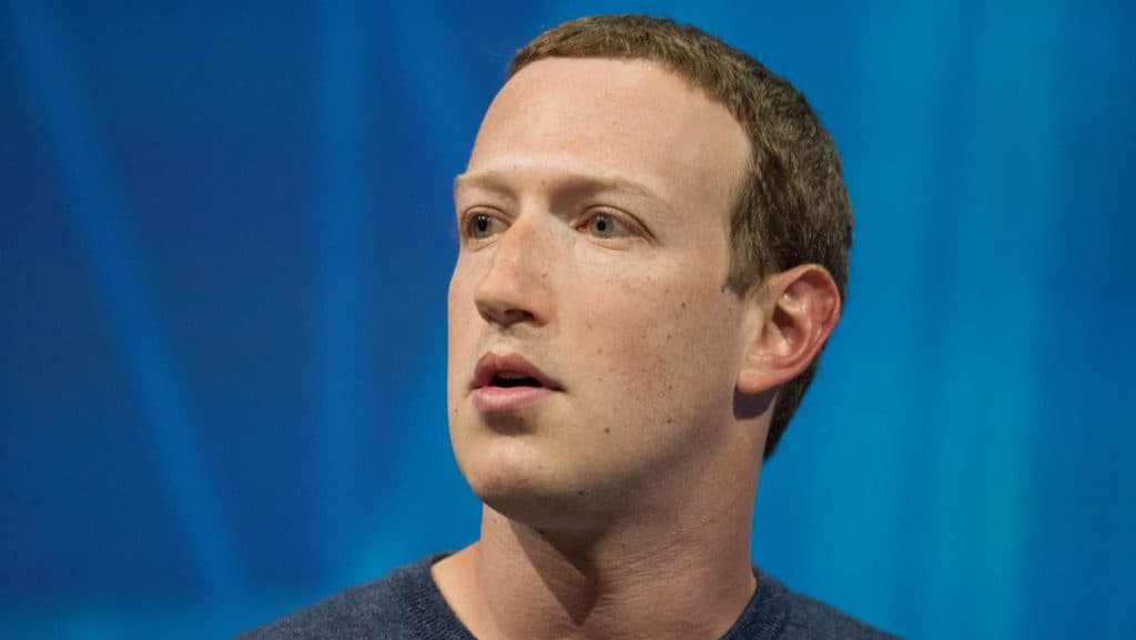 Imagem do rosto de Mark Zuckerberg olhando para o lado